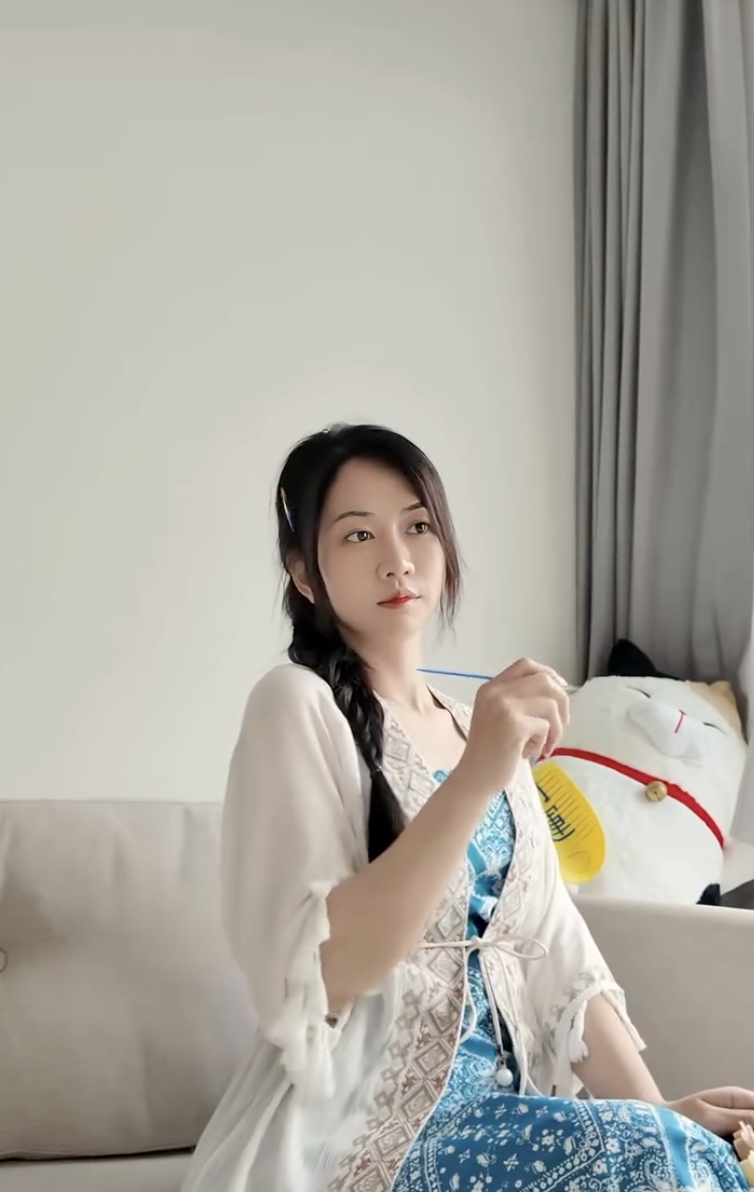 Cả TikTok hóa Lê Bống: Miệng ngậm cọ, tay tô màu, mắt nhìn xa xăm- Ảnh 3. Nữ TikToker trong tư thế vẽ tranh