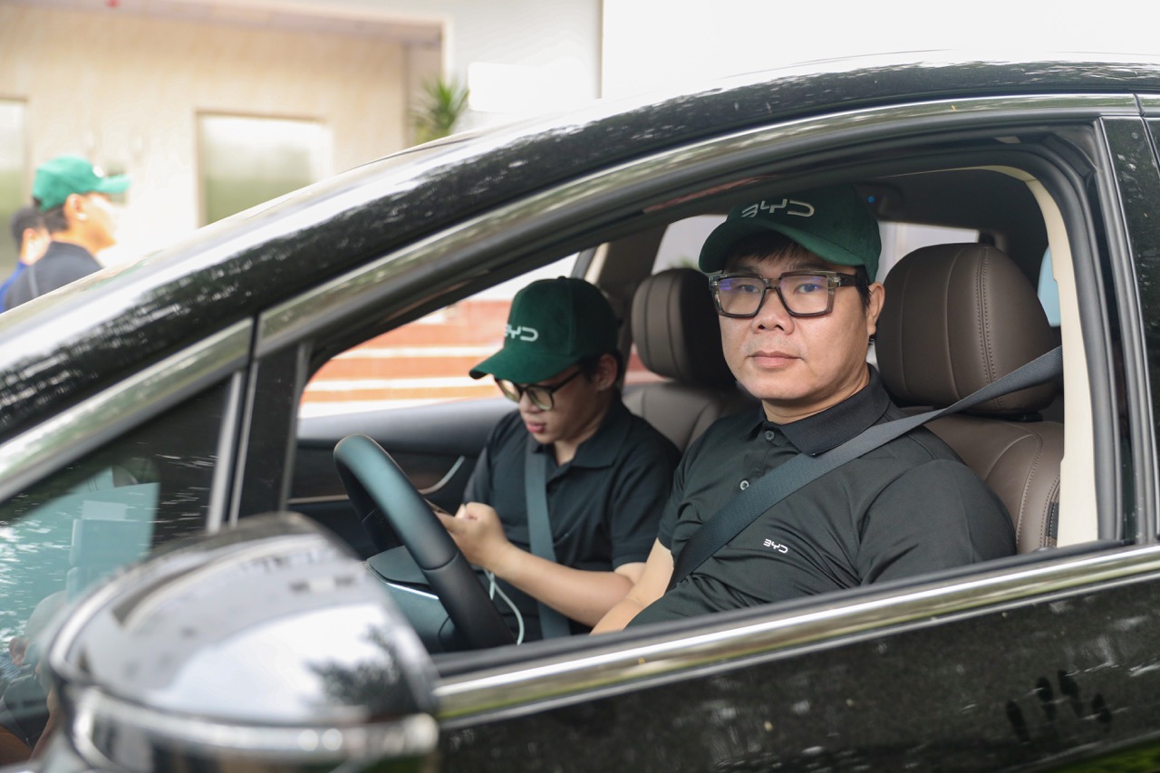 Anh Đàm Hiếu Trung trong chuyến hành trình Hành trình Non Xanh Chủ xe BYD M6 chia sẻ kinh nghiệm cày dịch vụ