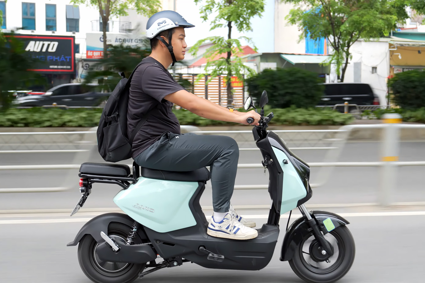 Pin LFP dung lượng lớn đặt dưới sàn trên VinFast Amio Cầm lái VinFast Amio: Tay ga mượt, dễ lái, pin ‘ngon’, thiết kế tối ưu thêm một điểm sẽ hợp lý- Ảnh 20.