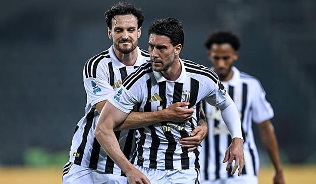 Hai bàn thắng của Dusan Vlahovic không thể giúp Juventus giành chiến thắng. Hai bàn thắng của Dusan Vlahovic không thể giúp Juventus giành chiến thắng.
