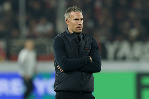 Van Persie mất việc mang đến cơ hội bất ngờ cho Slot. Quyết định sa thải Van Persie mở ra cơ hội cho Arne Slot