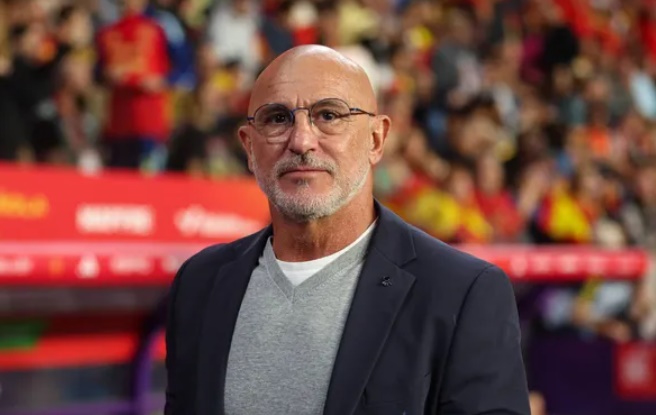Luis de la Fuente cùng các học trò sẽ có màn chạm trán với Peru trước khi bước vào vòng chung kết World Cup. Luis de la Fuente và đội tuyển Tây Ban Nha trước trận đấu với Peru
