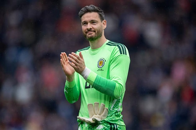 Gordon chạm mốc 43 tuổi 162 ngày khi World Cup khởi tranh. Thủ môn Craig Gordon già nhất World Cup