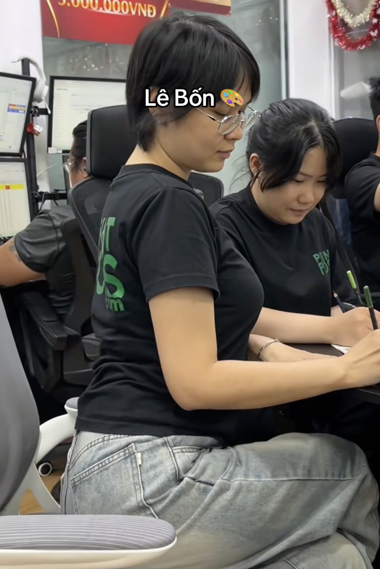 Cả TikTok hóa Lê Bống: Miệng ngậm cọ, tay tô màu, mắt nhìn xa xăm- Ảnh 6. Cosplay hình ảnh vẽ tranh của nữ TikToker