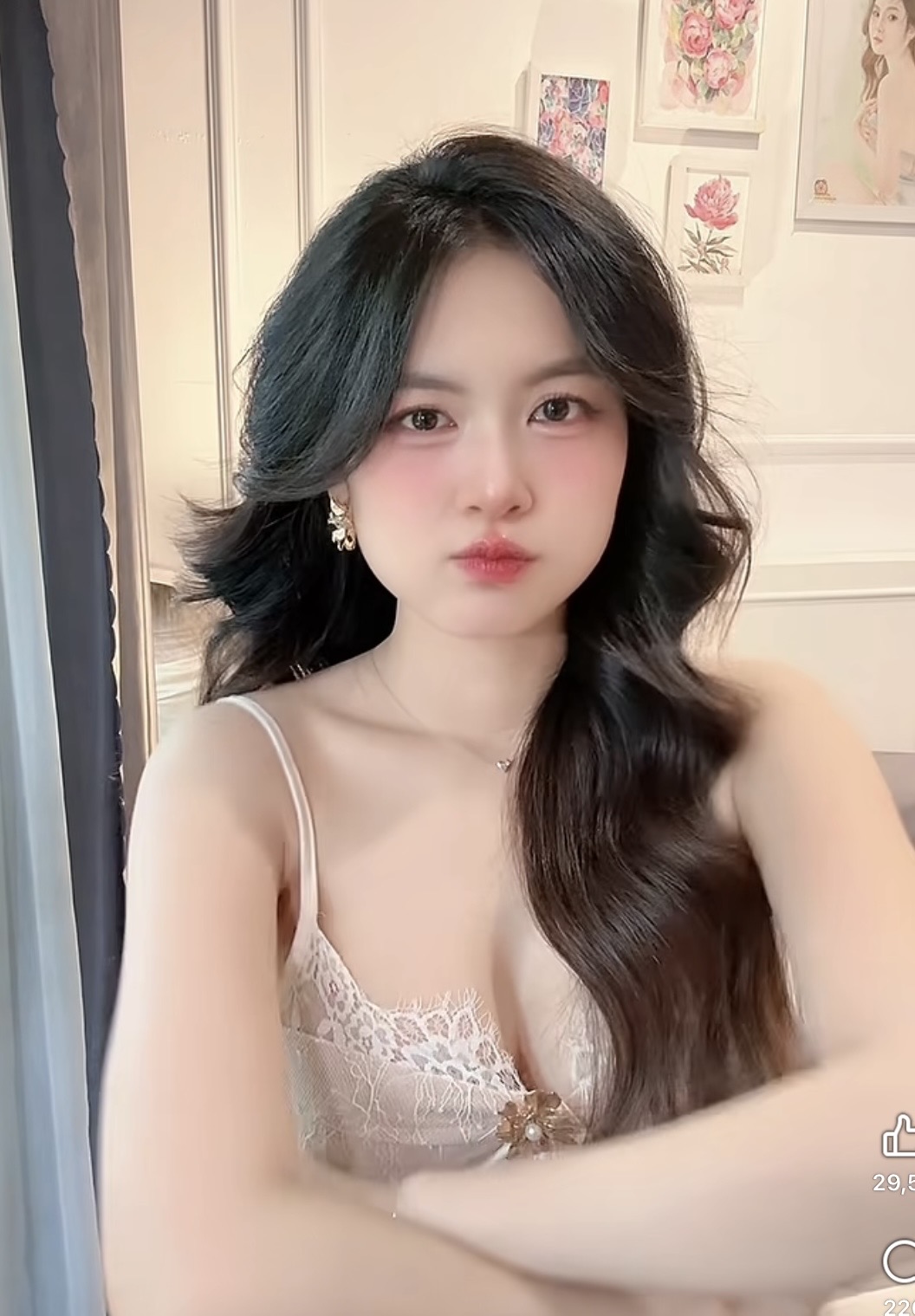 Trang phục quyến rũ của cô giáo hotgirl