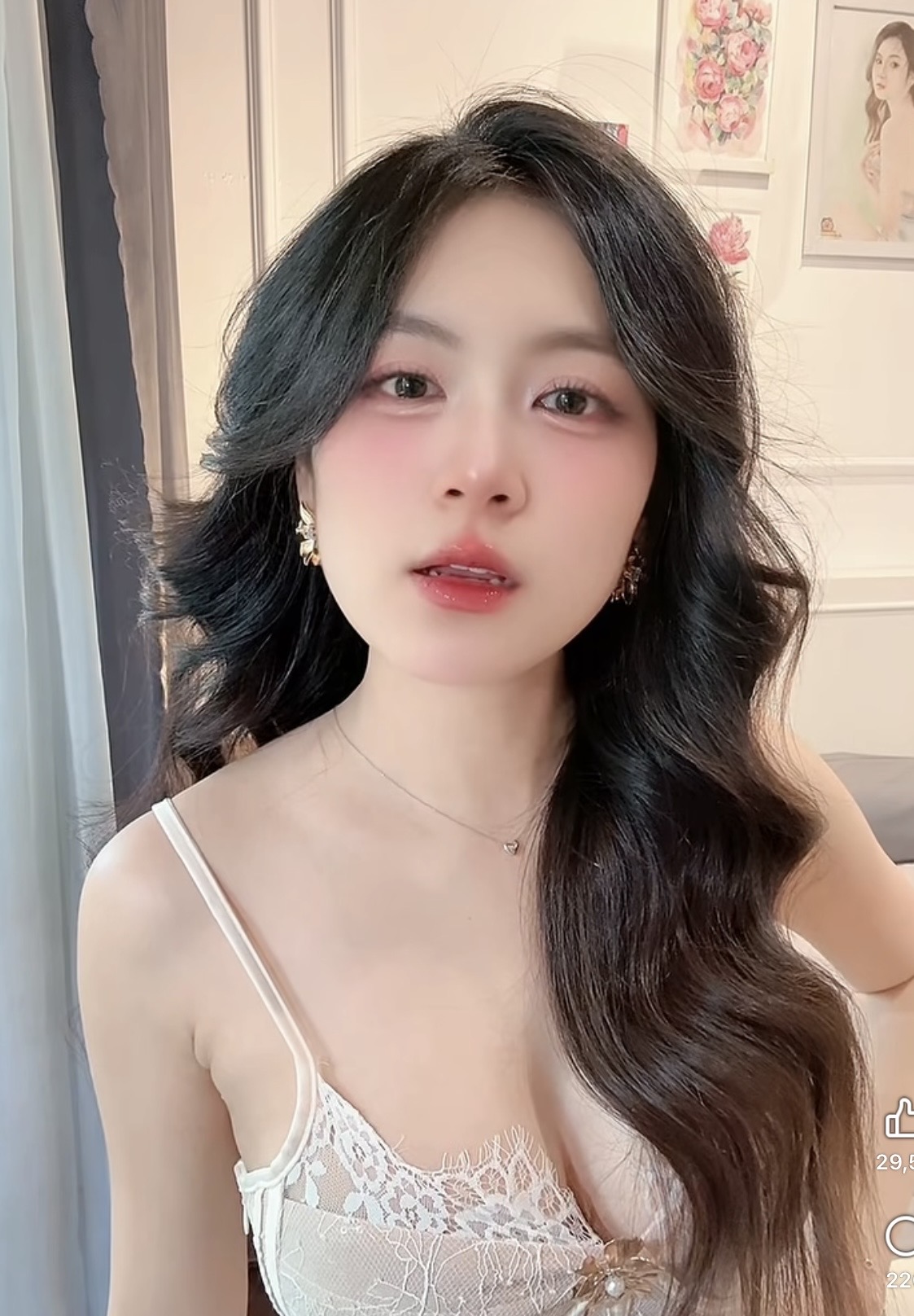 Biểu cảm nũng nịu của cô giáo hotgirl