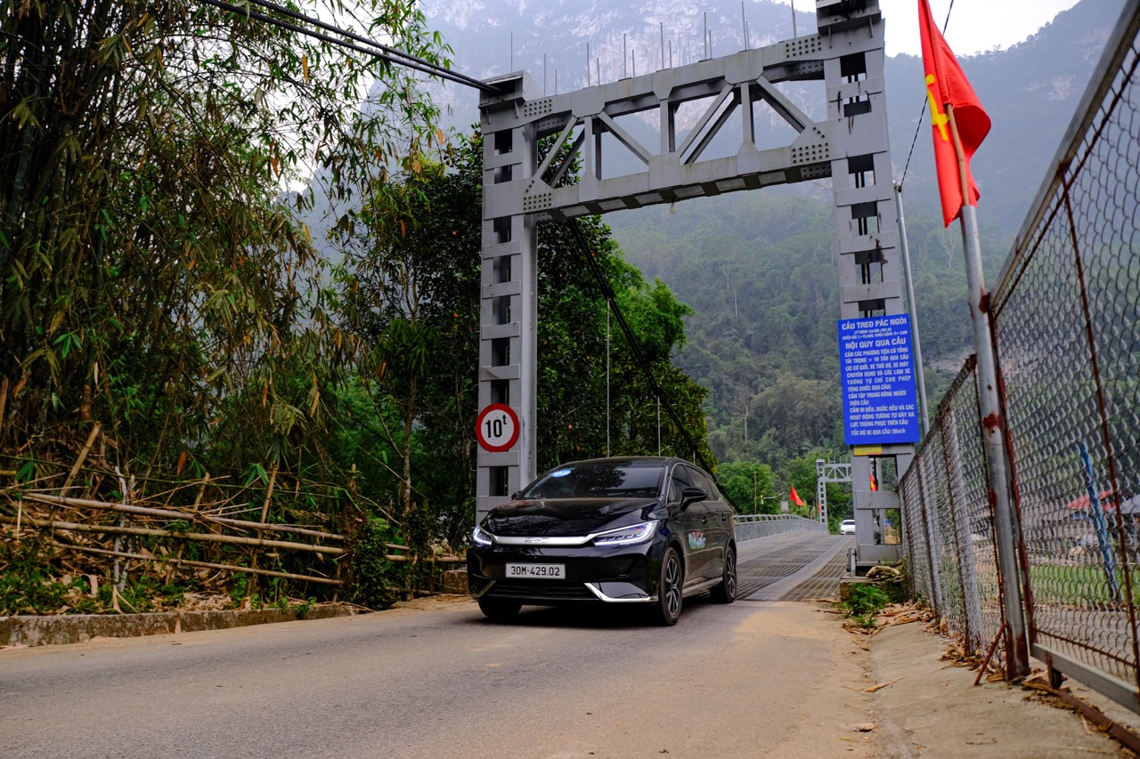 Xe vận hành ổn định ngay cả khi chở đủ tải và leo đèo BYD M6 vận hành mạnh mẽ trên đèo dốc