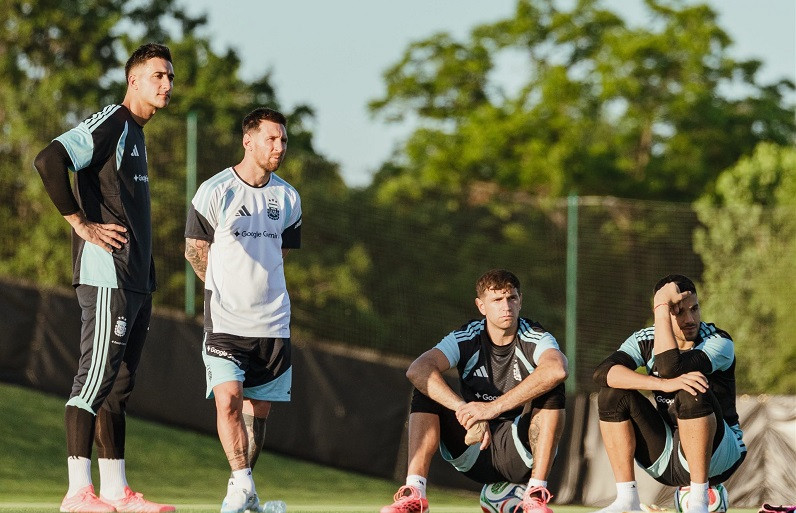 Messi AFA.jpg Messi cùng các thủ môn trong buổi tập đầu tiên của Argentina