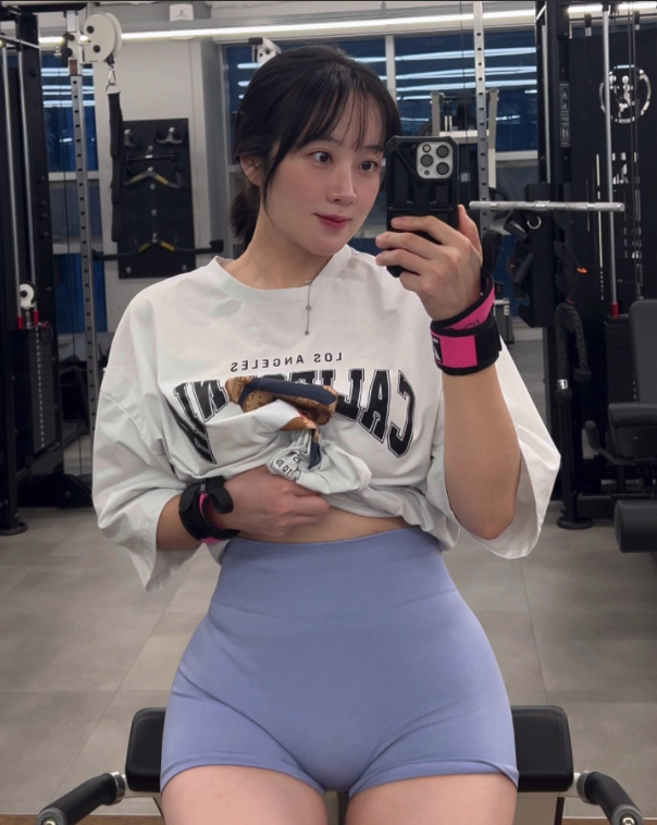 Đăng clip tập gym, nữ YouTuber bỗng chốc nổi như cồn, dân mạng ngỡ ngàng trước vóc dáng nóng bỏng- Ảnh 4. WONY cảnh báo kỹ thuật luyện tập an toàn