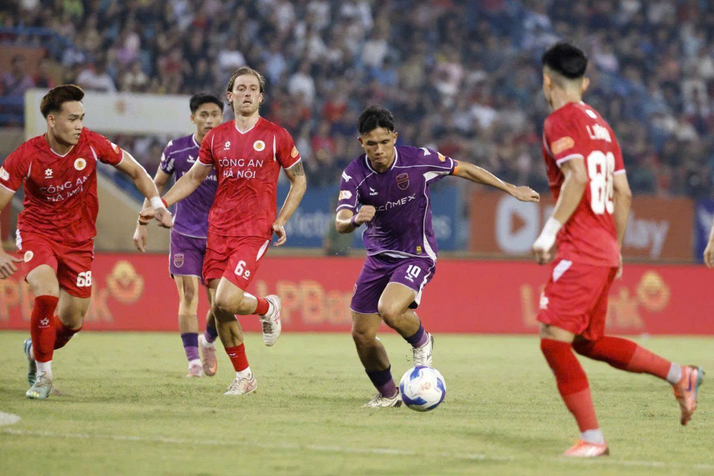 V-League nghẹt thở với những cuộc đua kịch tính - Ảnh 1. Becamex TP HCM lún sâu vào nhóm cuối bảng xếp hạng.