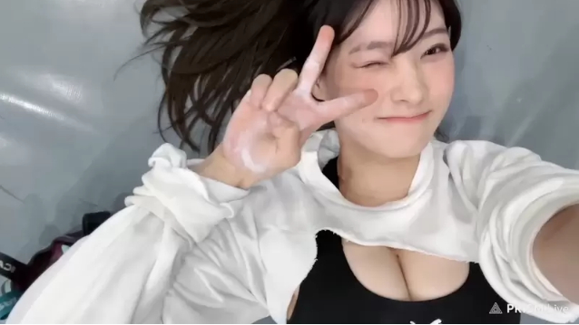 Toàn cảnh trải nghiệm leo núi trong nhà qua video của nữ YouTuber YouTuber thực hiện bài tập leo núi chuyên nghiệp