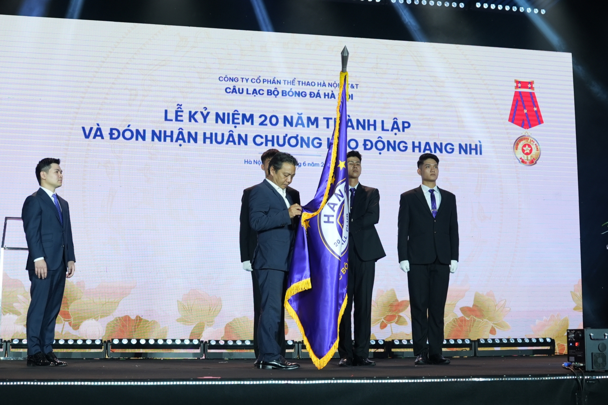 Hà Nội FC được nhận Huân chương Lao động hạng Nhì CLB Hà Nội nhận Huân chương Lao động hạng Nhì