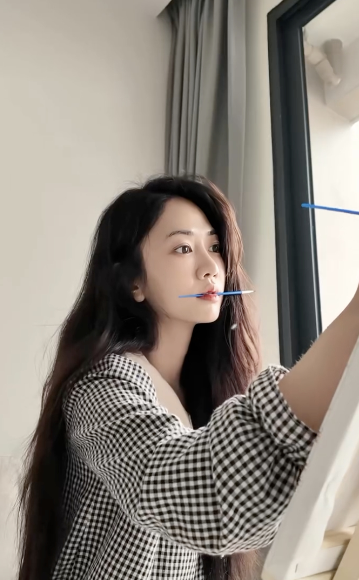 Cả TikTok hóa Lê Bống: Miệng ngậm cọ, tay tô màu, mắt nhìn xa xăm- Ảnh 4. Tư thế ngồi tô màu của Lê Bống