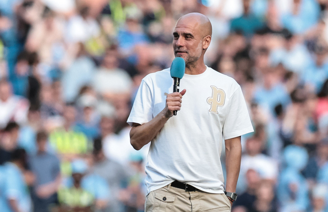 Pep Guardiola phát biểu chia tay Man City trên sân Etihad