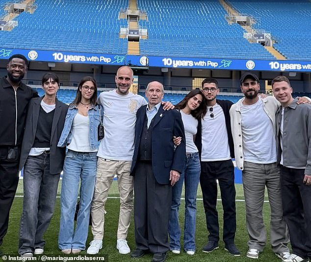 Cristina Serra bên cạnh Pep Guardiola và các thành viên gia đình