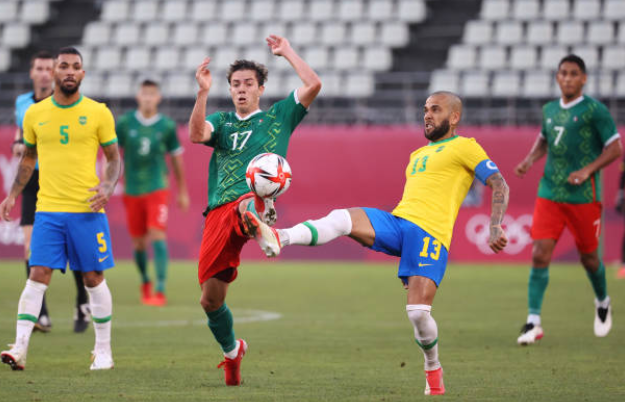 Olympic Brazil gặp khó trước hàng thủ của Olympic Mexico.