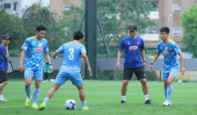 HLV Kim Sang Sik đứng trước thử thách