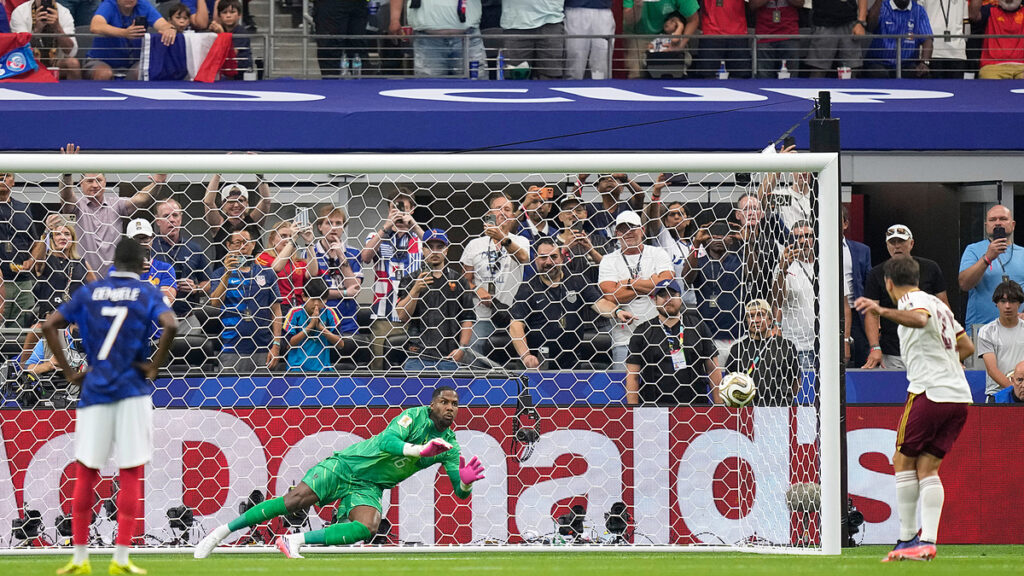 Pháp nhận nhiều quả phạt đền nhất trong lịch sử World Cup với kỷ lục mới