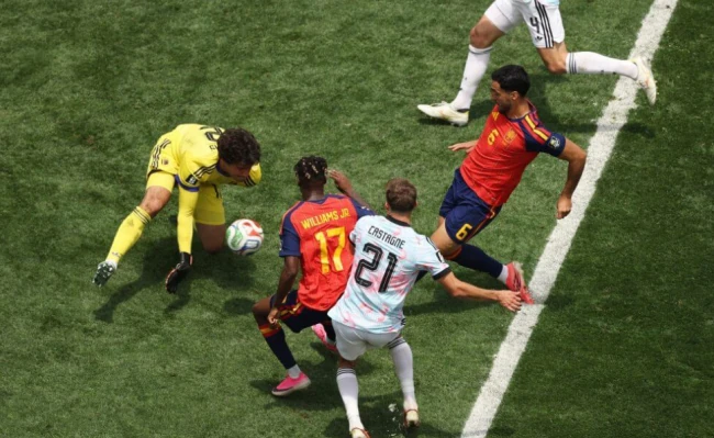 Mikel Merino ghi bàn cho Tây Ban Nha