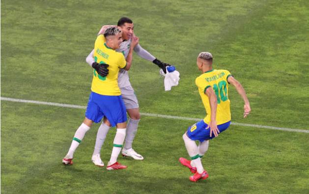 Brazil giành chiến thắng sau loạt đấu súng cân não.