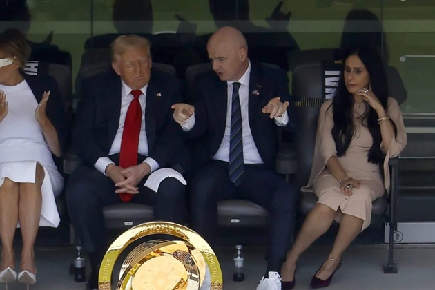Gianni Infantino và Trump theo dõi trận chung kết Gianni Infantino và Trump theo dõi trận chung kết