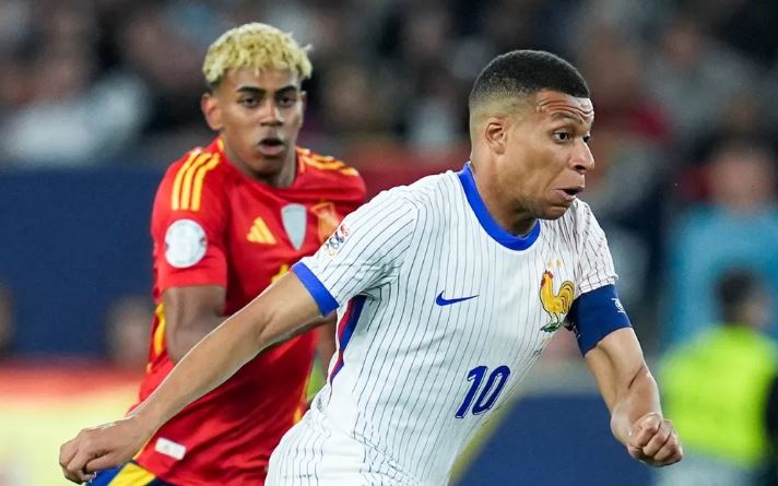Mbappe trên sân bóng với áo đội tuyển Pháp