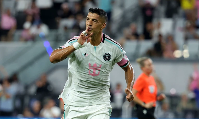 Luis Suarez thực hiện cú sút xa thành bàn