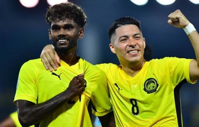 Aguero (cầu thủ mang áo số 8) đang là niềm hy vọng cho hàng công Malaysia