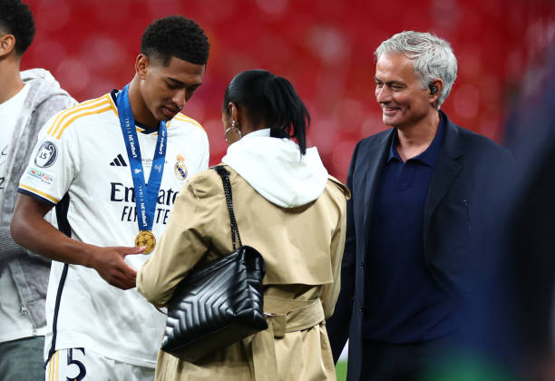 Mourinho đang đứng trước bài toán quan trọng mang tên Bellingham. Mourinho đứng suy tư về cách dùng Bellingham