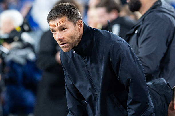 HLV Xabi Alonso hướng dẫn đội bóng