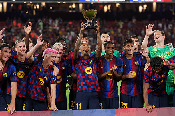Raphinha cùng đồng đội nâng cúp Joan Gamper Raphinha ăn mừng cùng đồng đội
