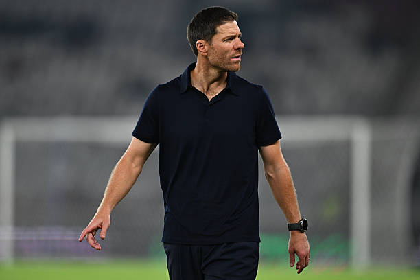 HLV Xabi Alonso cùng đội hình phụ Chelsea