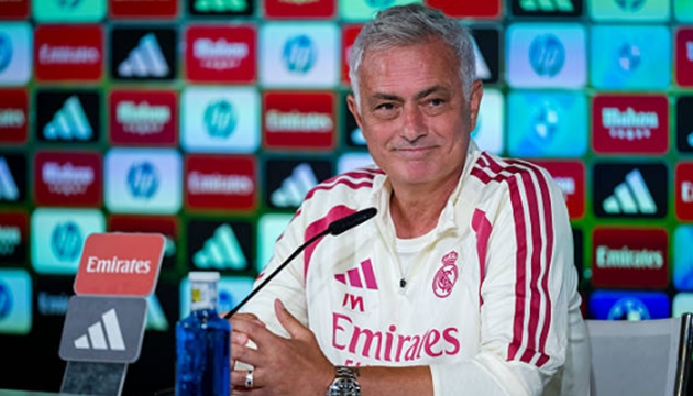 Jose Mourinho hướng đến mục tiêu giữ mạch thắng cùng Real Madrid. Jose Mourinho cùng Real Madrid tại sân Bernabeu