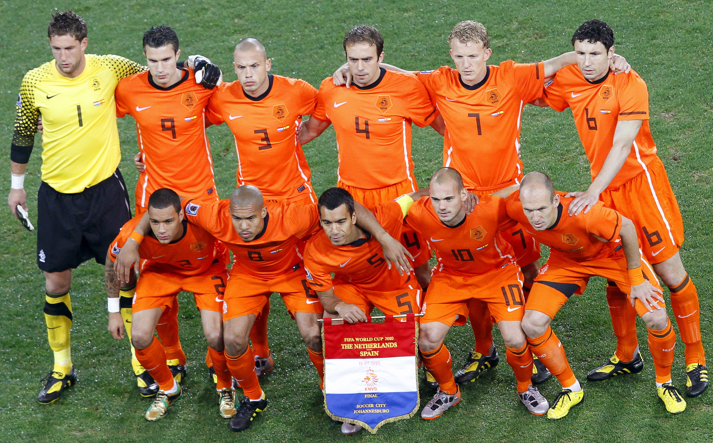 Sự hy sinh của Kuyt giúp Hà Lan cân bằng hơn.