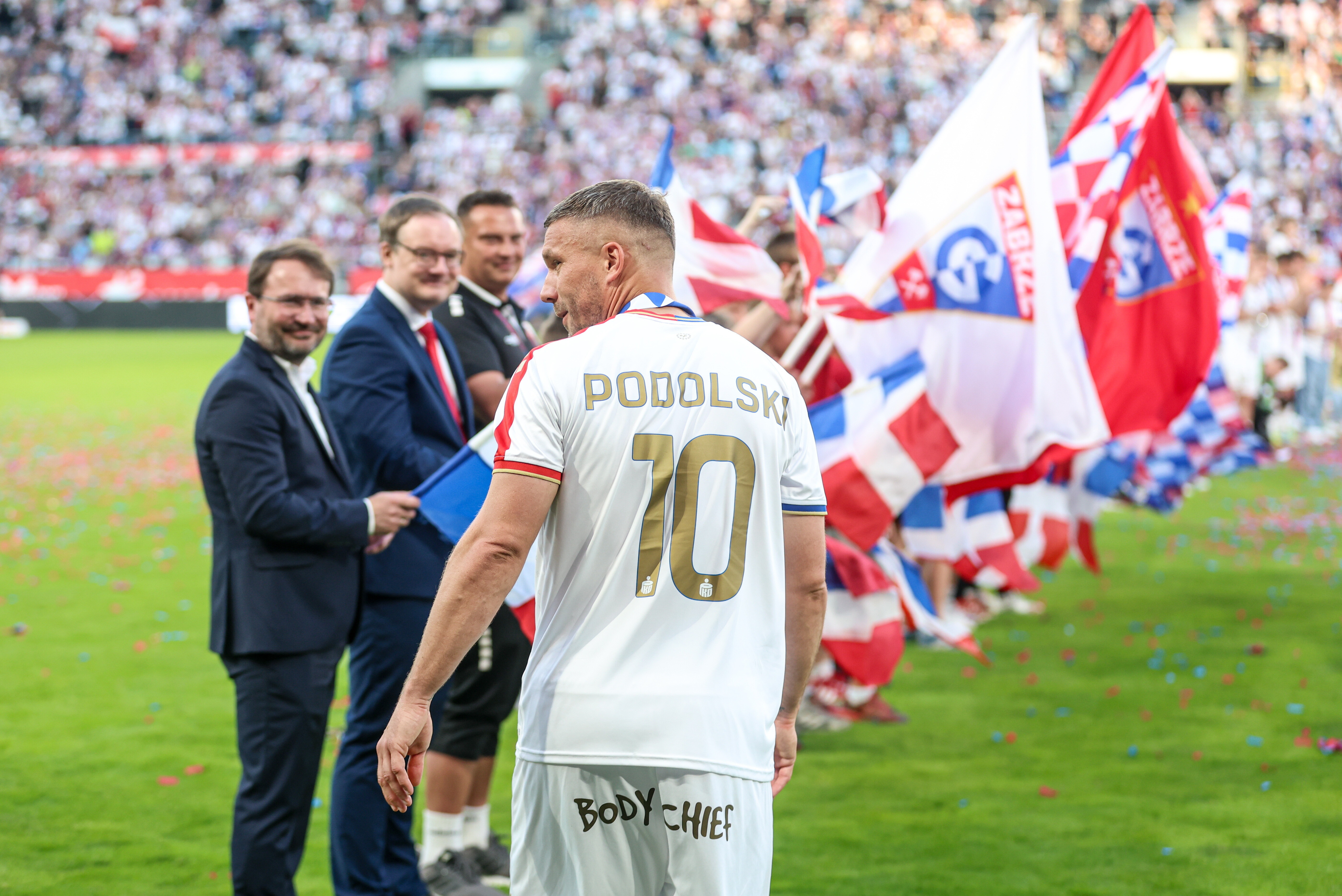 Bàn thắng cuối cùng hoàn hảo cho hành trình Podolski.